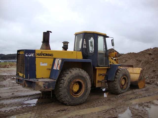 hanomag 80 e la culturista muscolosa esperta in spostamento colline Attachment