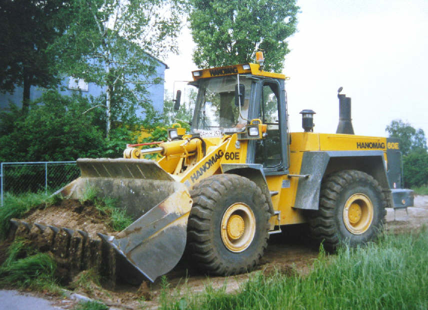 hanomag 80 e la culturista muscolosa esperta in spostamento colline Attachment