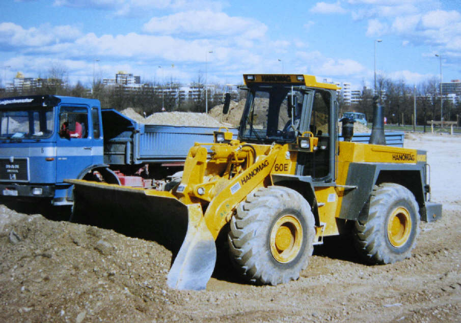 hanomag 80 e la culturista muscolosa esperta in spostamento colline Attachment