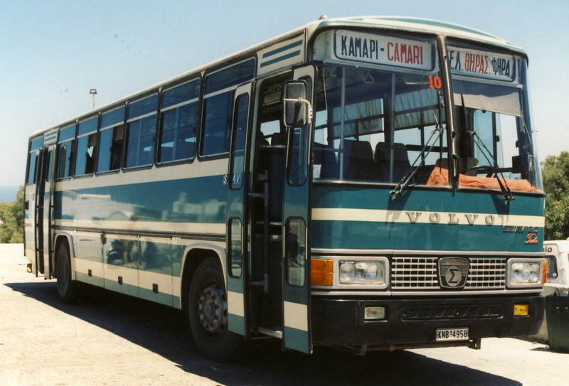 VOLVO am Busbahnhof Santorin Fira Bild 3 1998.jpg