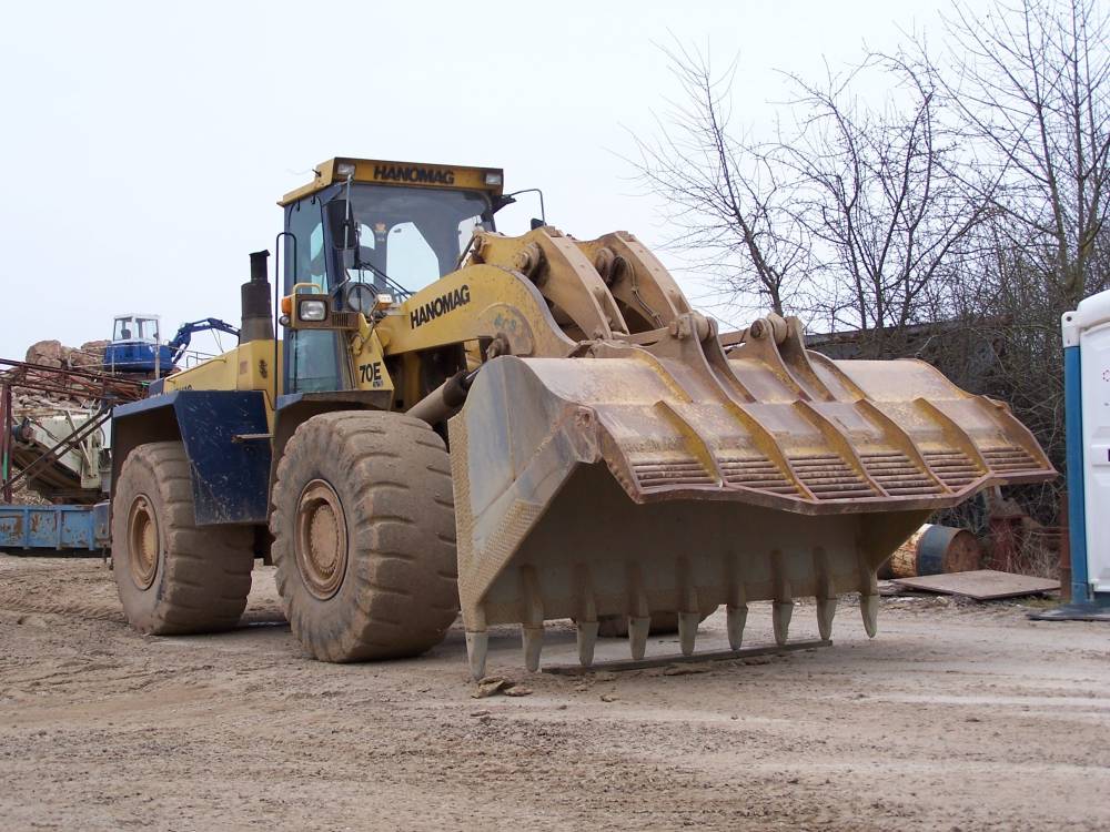 hanomag 80 e la culturista muscolosa esperta in spostamento colline Attachment