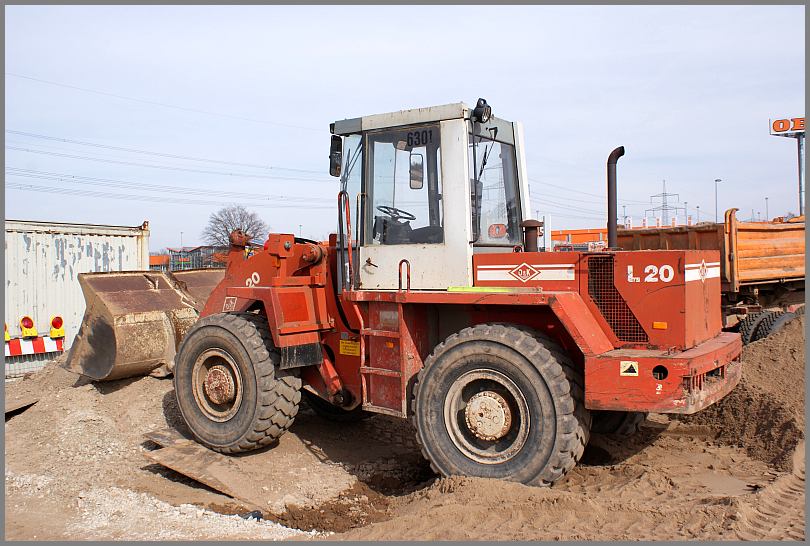 O&K SERIE L20 "B", PALA GOMMATA peso 14 ton articolata Attachment