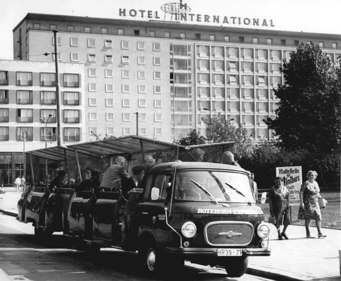  Bundesarchiv_Bild_183-H1017-0013-001,_Ma
gdeburg,_Minibus.jpg