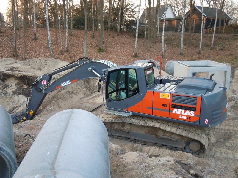 Atlas 240 LC (3).jpg