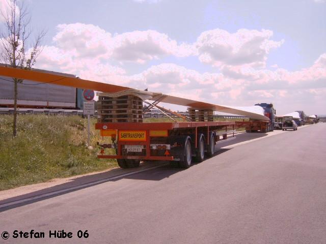 Windradflügel 44m lang 7t Schwer aus Fieberglas von Dänemark nach Stuttgart 13°° A9 Pegnitz (4).jpg