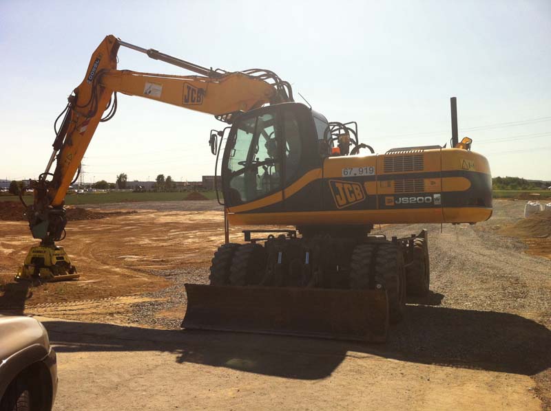 JCB JS 200 W 2.jpg