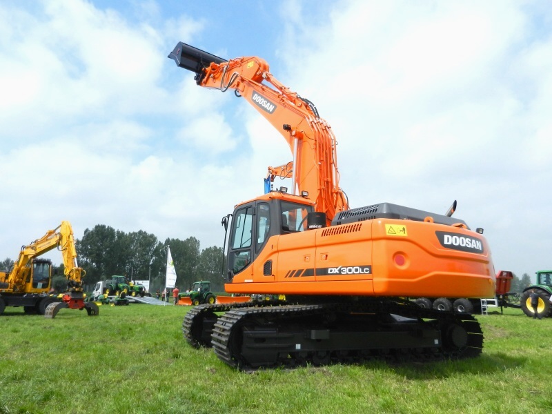 Doosan DX 300 (2).jpg