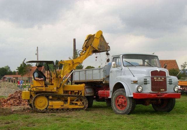 Raupe belädt Lkw-Oldtimer_klein.jpg