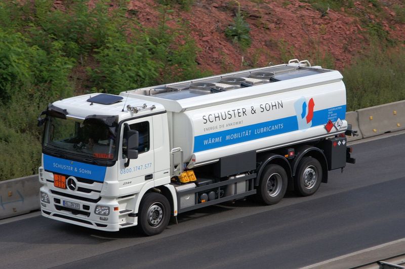 Schuster + Sohn Actros.jpg