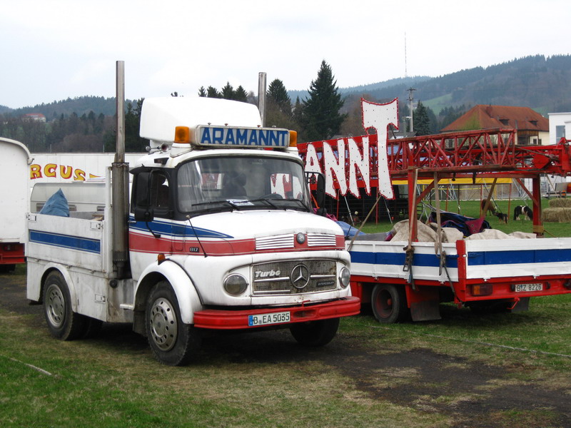 2011-04-04 Mercedes 817 Circus .jpg