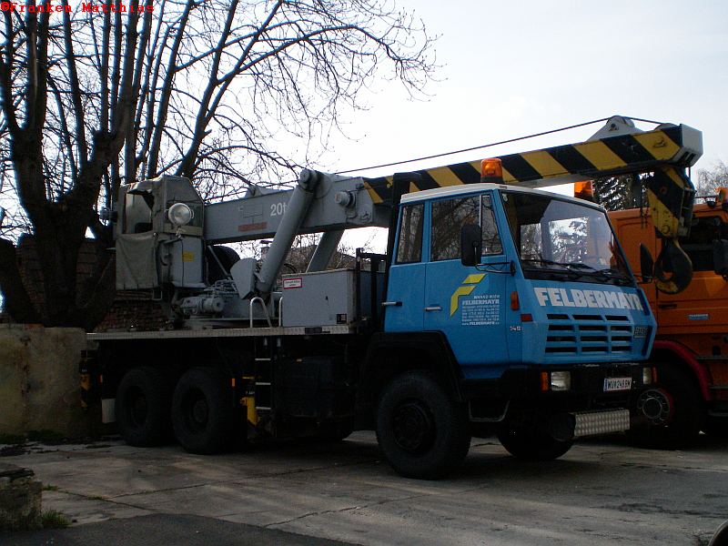 Felbermayr Steyr mit Kran in Wien 001.jpg