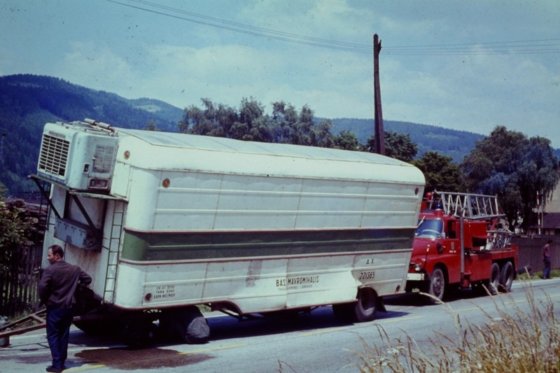 griechischer Kühlwagen mit Achsbruch 01.jpg