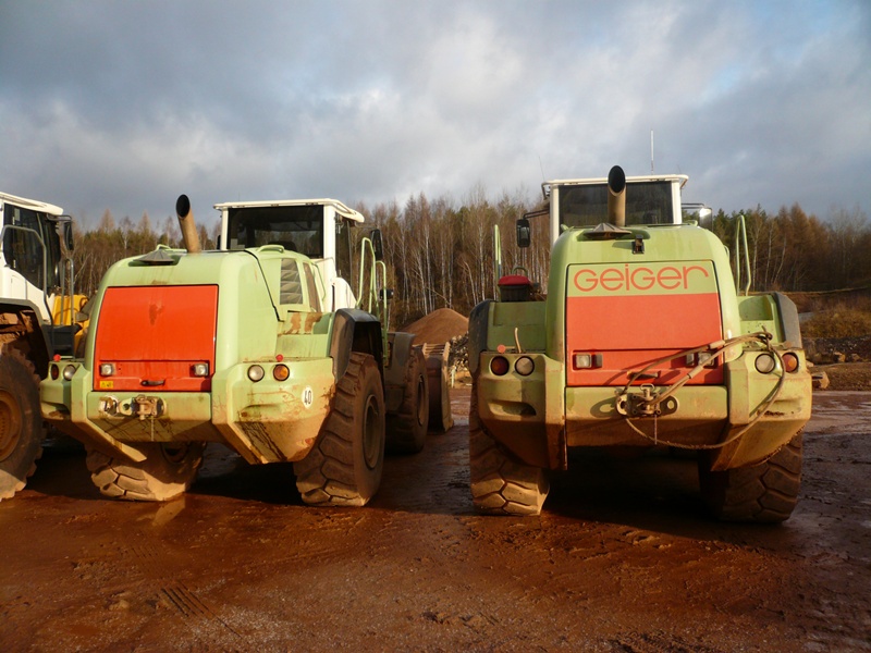 Liebherr L576 2plus2 + Liebherr L576 2plus2 - Wilhelm Geiger GmbH & Co. KG - Steinbruch Leukersdorf - 2011-12-18 (2).jpg