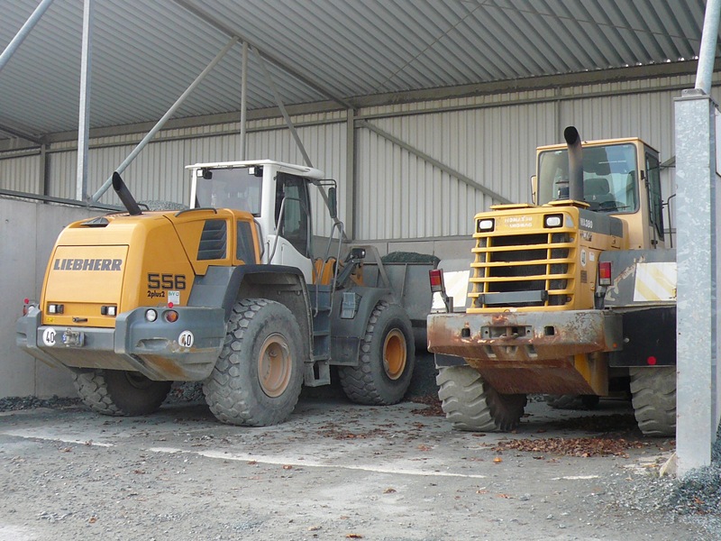 Liebherr L556 2plus2 + Komatsu WA380 - ard Baustoffwerke GmbH & Co. KG - Asphaltmischanlage in Grüna - 2010-11-21 (2).jpg