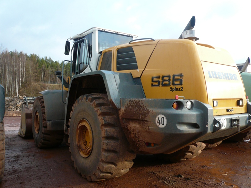 Liebherr L586 2plus2 - Wilhelm Geiger GmbH & Co. KG - Steinbruch Leukersdorf - 2011-12-18 (1).jpg