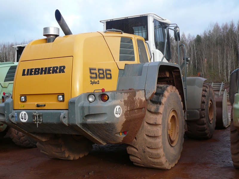 Liebherr L586 2plus2 - Wilhelm Geiger GmbH & Co. KG - Steinbruch Leukersdorf - 2011-12-18 (3).jpg