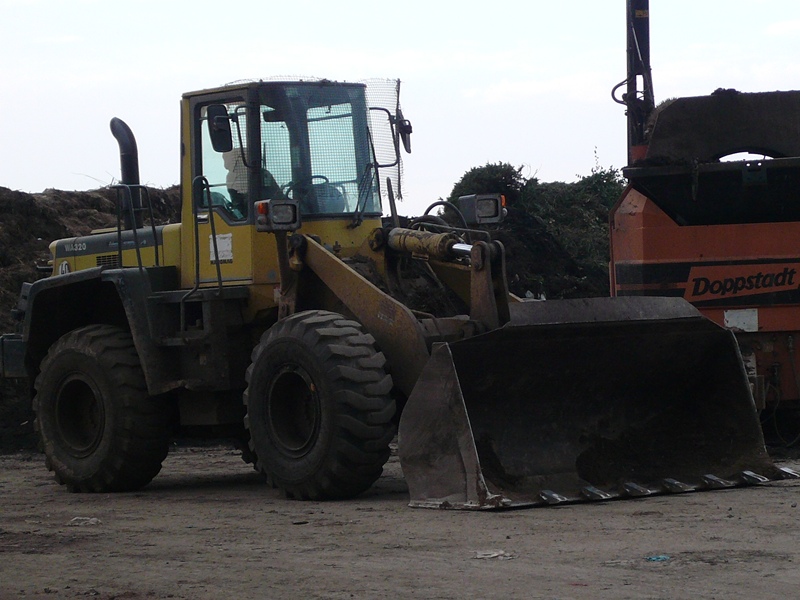 Komatsu WA320 - KVA Kompostier- und Verwertungsgesellschaft mbH - Kompostieranlage Eisenweg in Adorf - 2010-07-26.jpg