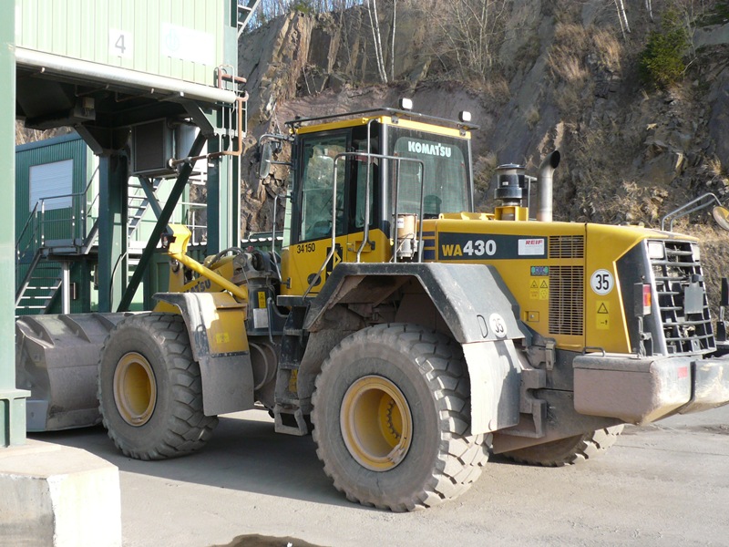 Komatsu WA430 - Chemnitzer Verkehrsbau GmbH - Steinbruch Breitenau - 2011-12-11 (1).jpg