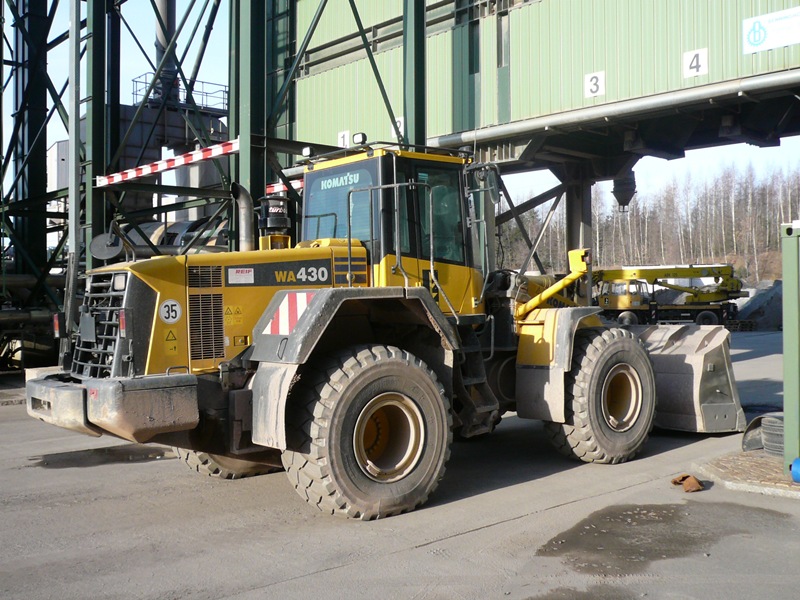 Komatsu WA430 - Chemnitzer Verkehrsbau GmbH - Steinbruch Breitenau - 2011-12-11 (2).jpg