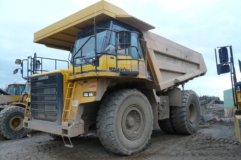 Komatsu HD605-7E0 - Kuhn-Baumaschinen Deutschland GmbH - Steinbruch Hartmannsdorf - 2011-12-29 (5).jpg