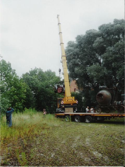 Walze wird herausgehoben.jpg Walze wird herausgehoben.jpg