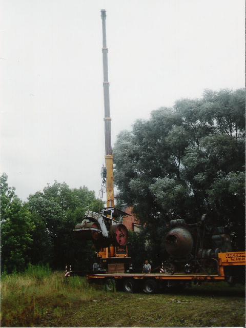 Walze wird herausgehoben und verladen.jpg Walze wird herausgehoben und verladen.jpg