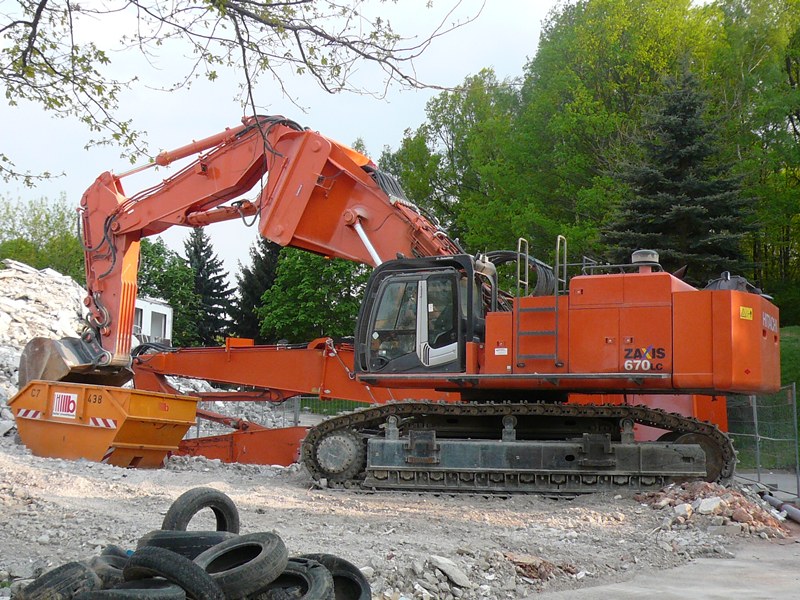 Hitachi ZAXIS ZX670 LC - Kiesel GmbH - Max-Türpe-Str. in Chemnitz - 2011-04-29 (2).jpg