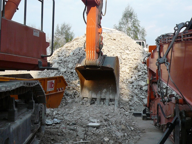 Hitachi ZAXIS ZX670 LC - Kiesel GmbH - Max-Türpe-Str. in Chemnitz - 2011-04-29 (5).jpg