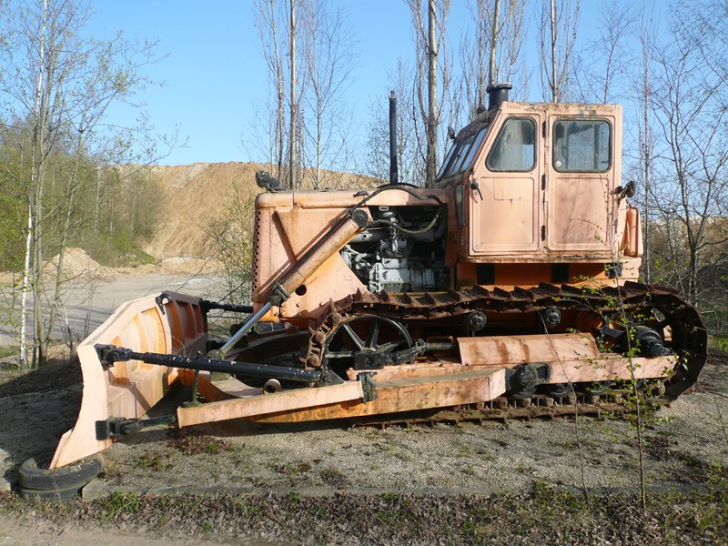 Planierraupe - Kies, Beton, Baustoffe Dieter und Gerhard Bergmann GmbH - Tagebau Dittmannsdorf - 2011-04-10 (2).jpg