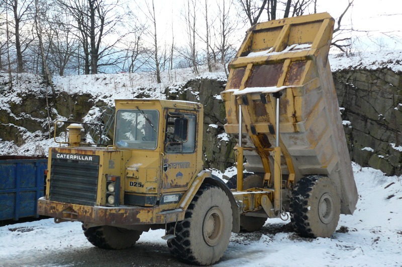 Caterpillar D25C - Hartsteinwerk Stottmeier GmbH - Hartsteinwerk Leubsdorf - 2012-01-15 (2).jpg