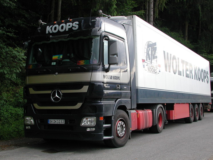 MB Actros 1844 Kühlkoffersattelzug Koops BKKO233.jpg