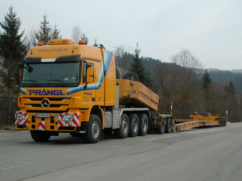 MB Actros Schwerlastzug Prangl GU800HR 1.jpg