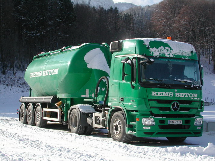 MB Actros 1844 Silosattelzug Poll Nussbaumer GM406EF.jpg