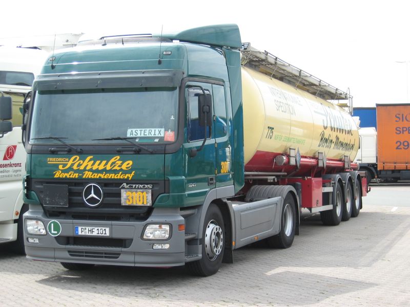 MB Actros 1841 Tanks.jpg