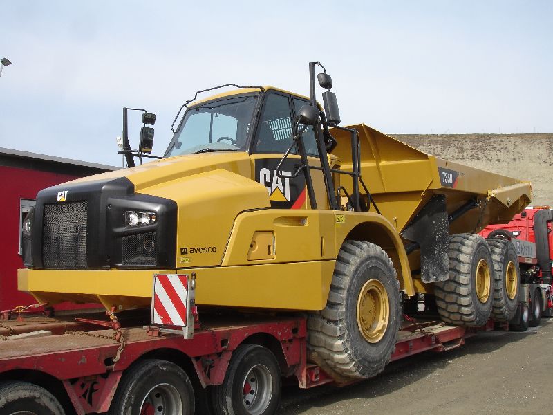 Cat 735B (2).jpg