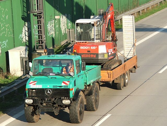 MB-Unimog-gruen-MN-030505-01.jpg