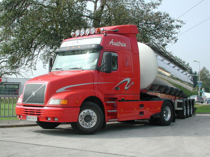 Volvo NH Tanksattelzug Fuchsluger AM338CE.jpg