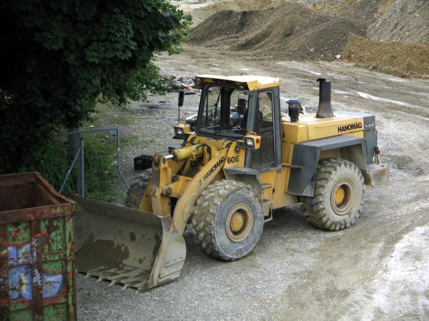 hanomag 80 e la culturista muscolosa esperta in spostamento colline Attachment