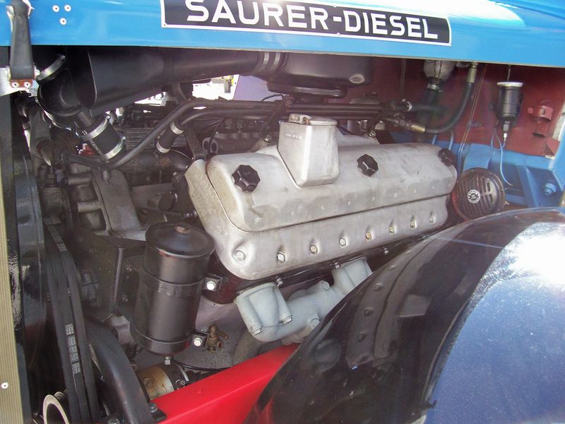 100_2429 V8 Motor.jpg
