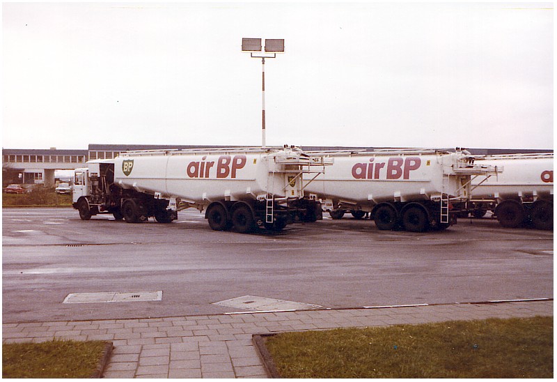 Flugfeldfahrzeuge I.jpg
