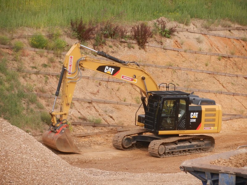 Cat 320 E (3).jpg