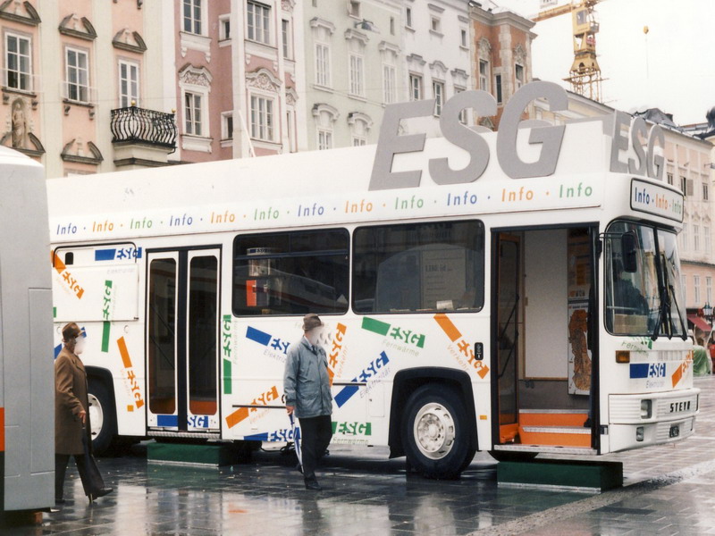 ESG Infobus Linz Hauptplatz 14-5-1996.jpg