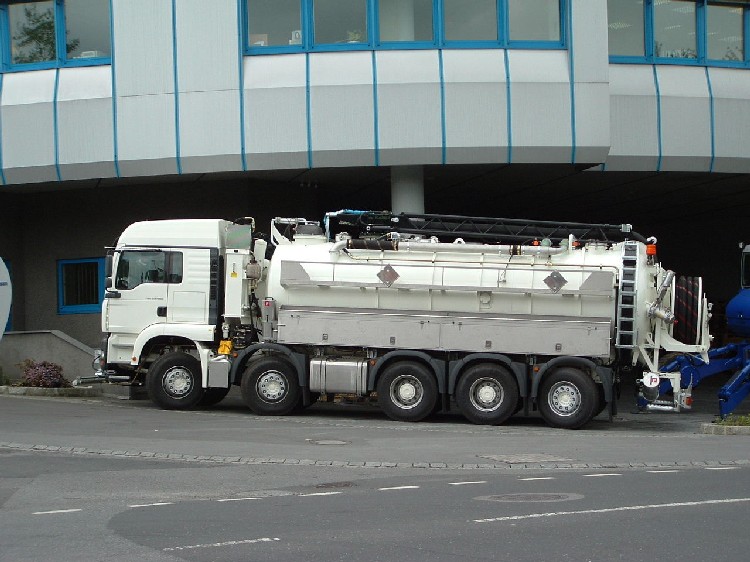 Kaiser MAN 5 Achser Seite mit Aufbau.jpg