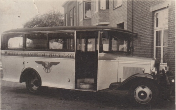 1934 Ford 26 zitplaatsen geen richtingaanwijzers ging met met hand of plank..jpg