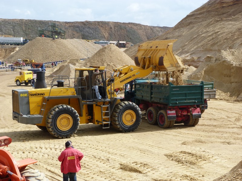 hanomag 80 e la culturista muscolosa esperta in spostamento colline Attachment