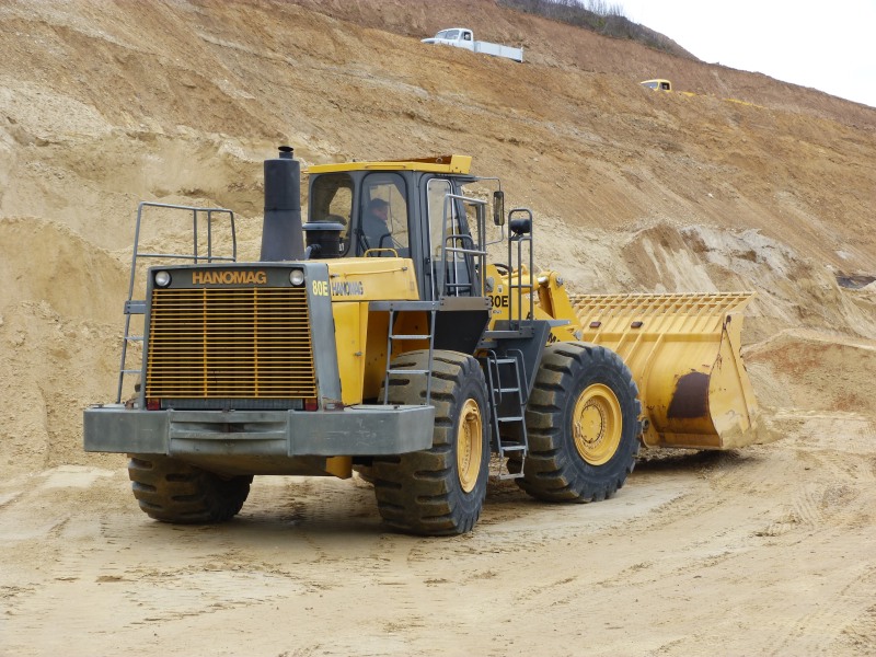 hanomag 80 e la culturista muscolosa esperta in spostamento colline Attachment