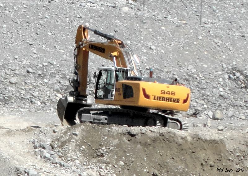 Liebherr_R946_2.jpg