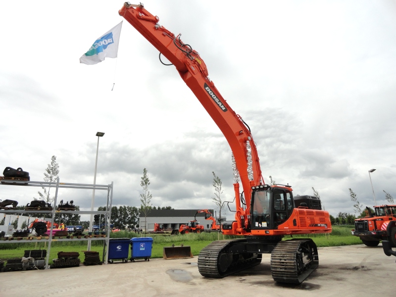 Doosan DX 530-3 (1).jpg