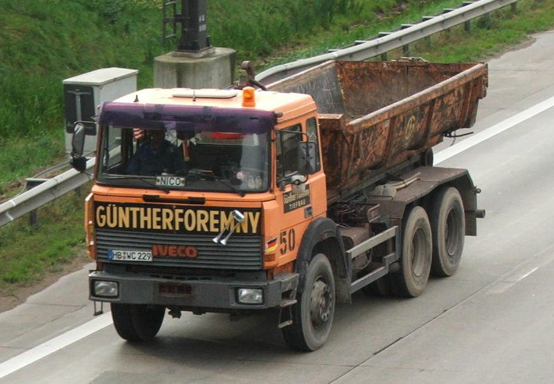 FOREMNY Iveco Muldenabsetzer DSC00130 (2) (2).jpg