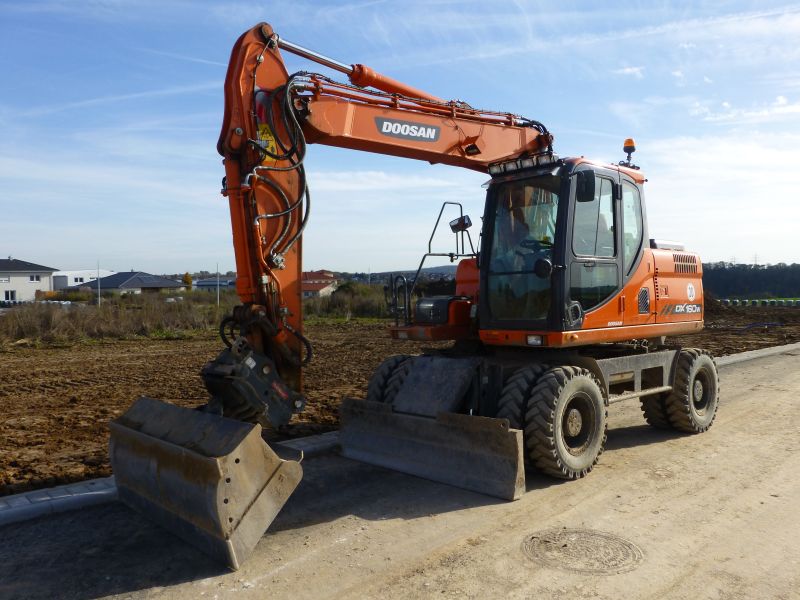 Doosan DX 160 W 1.jpg